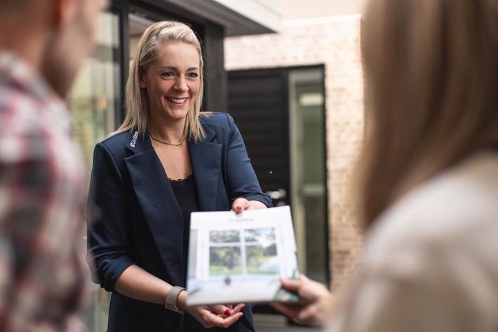 Outline Showroom PR 07